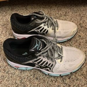 Mizuno Wave Horizon Running Sneaker